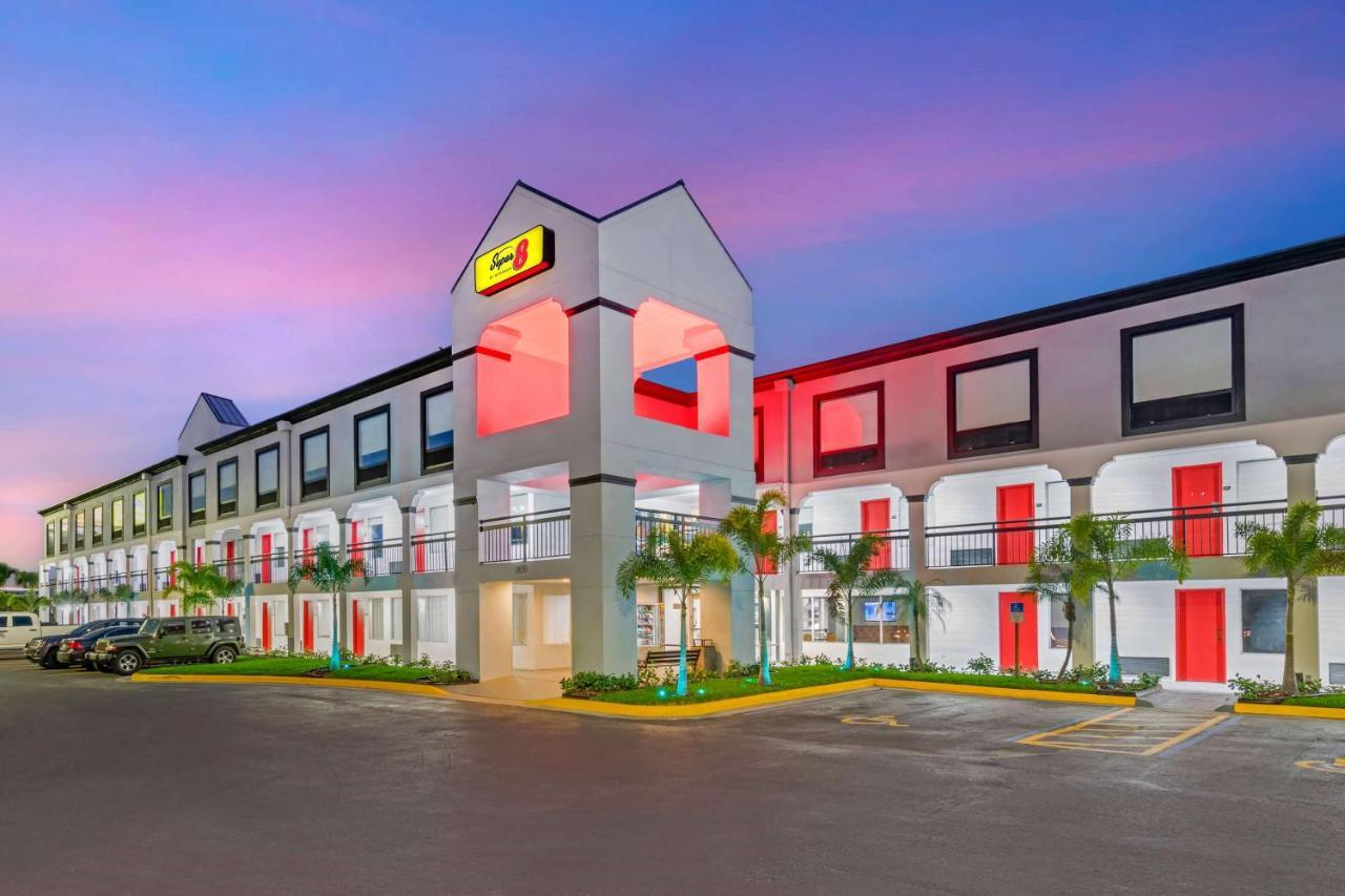 Super 8 By Wyndham Orlando Near Florida Mall Williamsburg Eksteriør billede